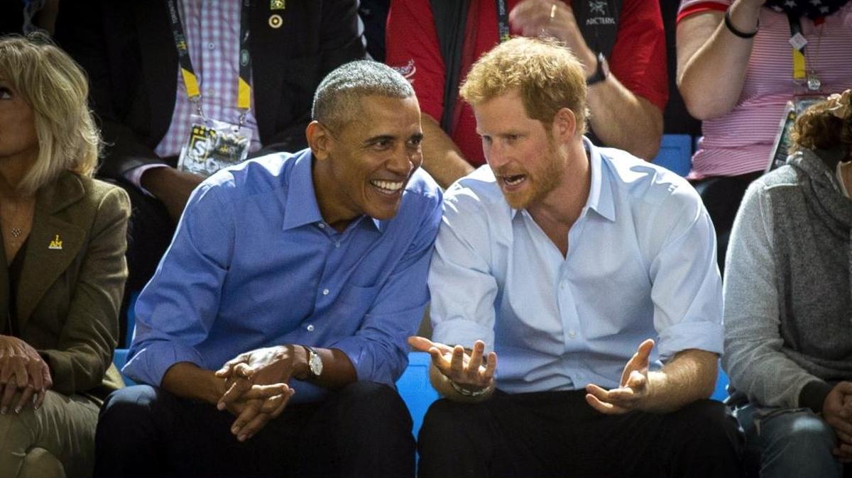 El ex presidente Barack Obama y el príncipe Harry durante un juego de basquetbol en los Invictus Games que se realizaron en Toronto a finales de septiembre del 2017.