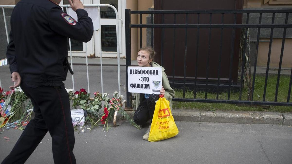Foto de archivo. Un oficial de policía ruso se dirige a un activista de derechos de los homosexuales mostrando un cartel en la Embajada de EEUU en Moscú, Rusia, lunes 13 de junio de 2016.