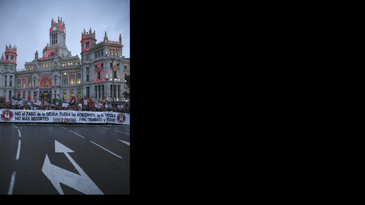 
Las llamadas ‘Marchas por la dignidad’ a su paso por la plaza de Cibeles, camino de la Puerta del Sol, para reivindicar ‘Pan, trabajo y techo’. 
