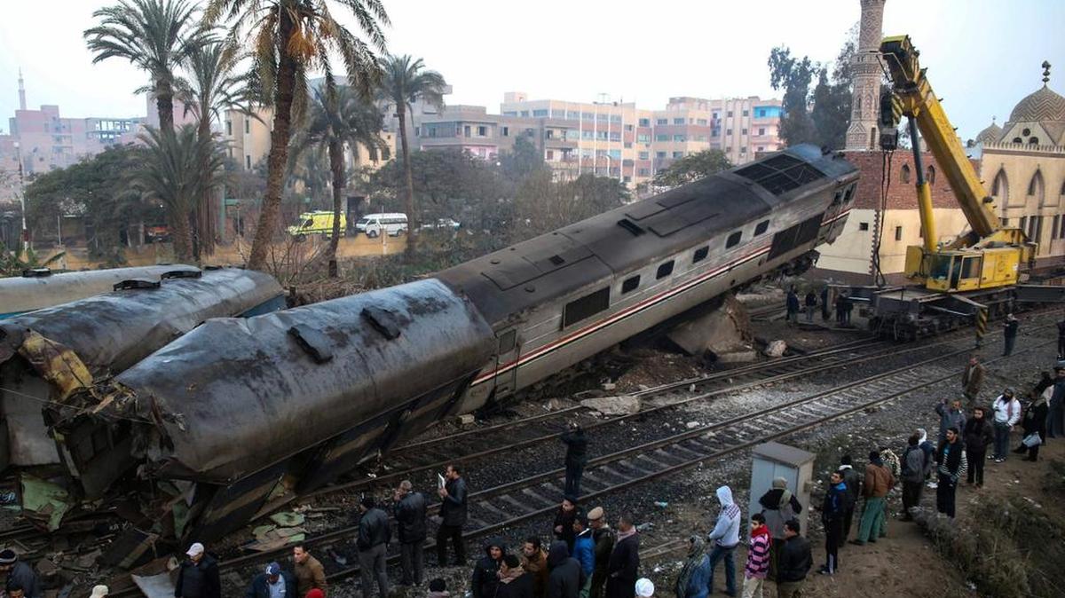 El tren , se volcó al chocar la locomotora con una barrera por un error humano.