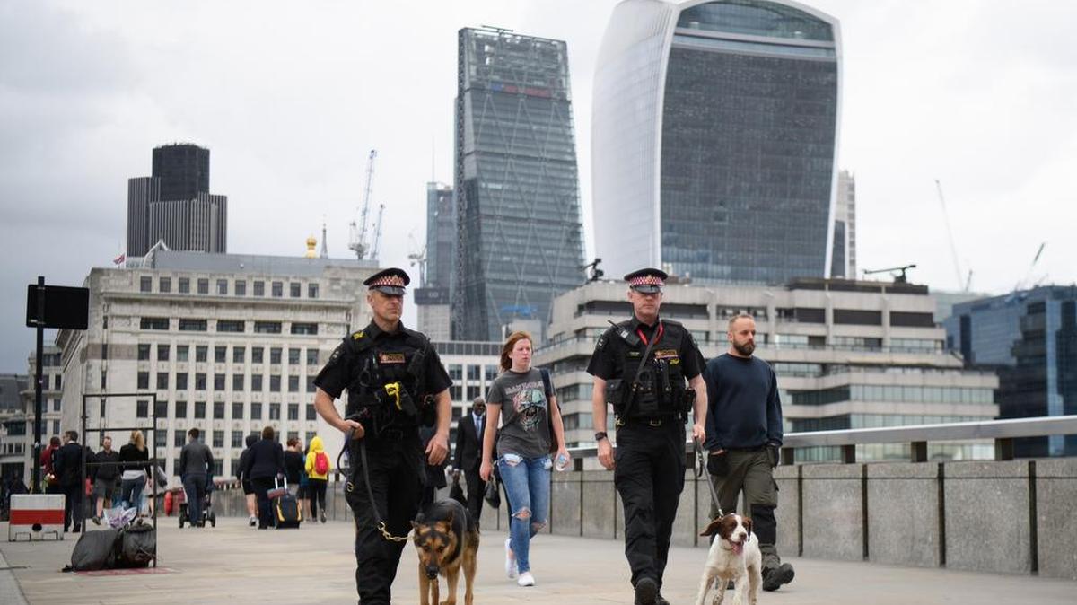 Unidades de policías patrullan el puente de Londres luego de su reapertura después del 3 de junio del ataque terrorista el 5 de junio de 2017 en Londres, Inglaterra.