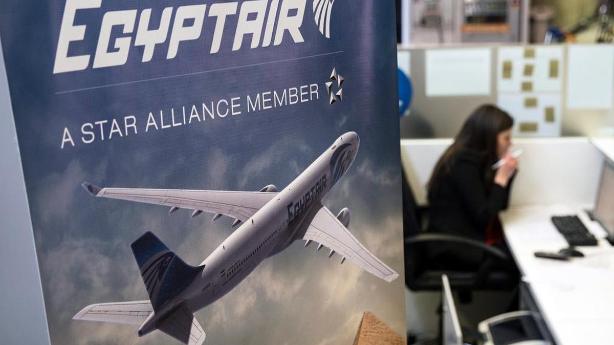 Una azafata habla por teléfono el jueves junto al mostrador de la aerolínea Egyptair en el aeropuerto Roissy-Charles de Gaulle cerca de París, Francia.