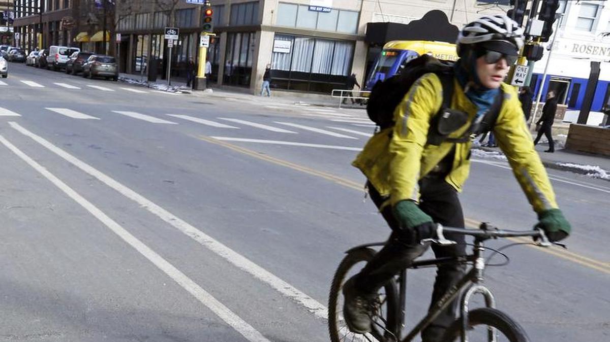 Mediante una aplicación móvil, el usuario desbloquea en apenas unos segundos el candado de una bicicleta compartida en cualquier sitio. La puede alquilar por un yuan por hora (0.17 euro, 0.18 dólar).