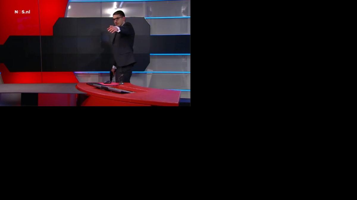 
imagen de video cedida por la cadena de televisión pública holandesa NOS de un hombre armado que ingresó al estudio del canal, lo que provocó que el personal fuera evacuado.


