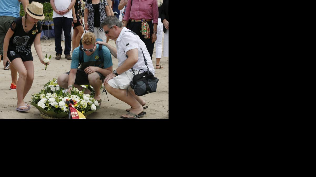 
Familiares de las víctimas del tsunami participan en una ofrenda floral durante una ceremonia en la playa de Khao Lak, Tailandia, celebrada con motivo del décimo aniversario del tsunami del 2004, el viernes. 

