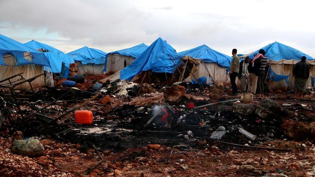 La comunidad internacional expresó el viernes su indignación por los bombardeos que mataron a 28 personas en un campo de desplazados del norte de Siria, calificados de “crimen de guerra” por la ONU.