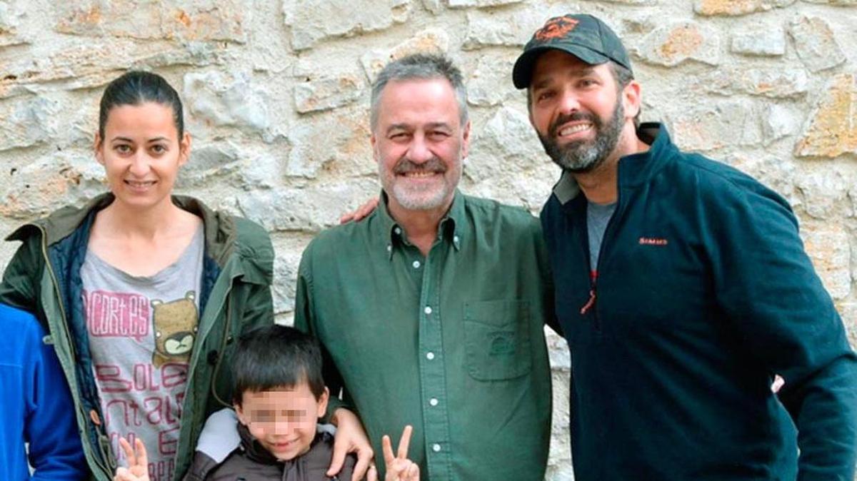 Fotografía facilitada hoy por "scar Soto, propietario de la casa rural "Camino de La Fuentona". En la imagen, Donald Trump jr (d) posa el pasado fin de semana con el propietario de la casa rural, "scar Soto (c), y su hijo pequeño, en Cabrejas del Pinar (Soria).