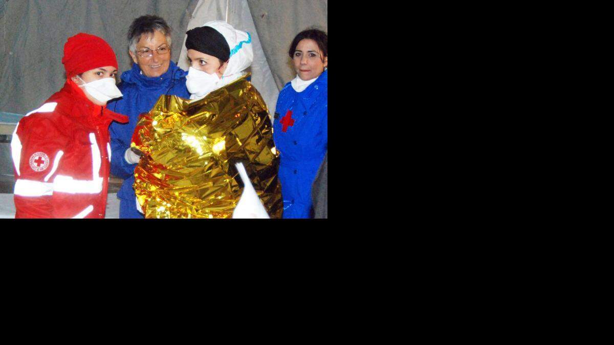 
Personal de la Cruz Roja Italiana asiste al bebé Testimony Salvatore, nacido de una joven madre nigeriana durante la Navidad abordo de un barco de inmigrantes en alta mar.
