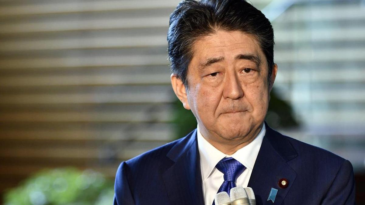 El primer ministro de Japón Shinzo Abe habla durante una rueda de prensa a su llegada a su residencia oficial en Tokio, el viernes 15 de septiembre de 2017.