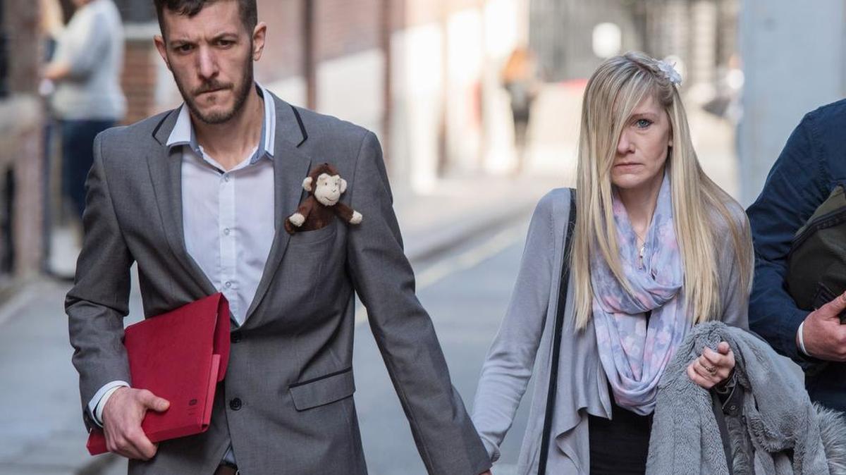Los padres de Charlie Gard, Chris Gard y Connie Yates, abandonan decepcionados la Real Corte de Justicia el 5 de abril de 2017 en Londres, Reino Unido.