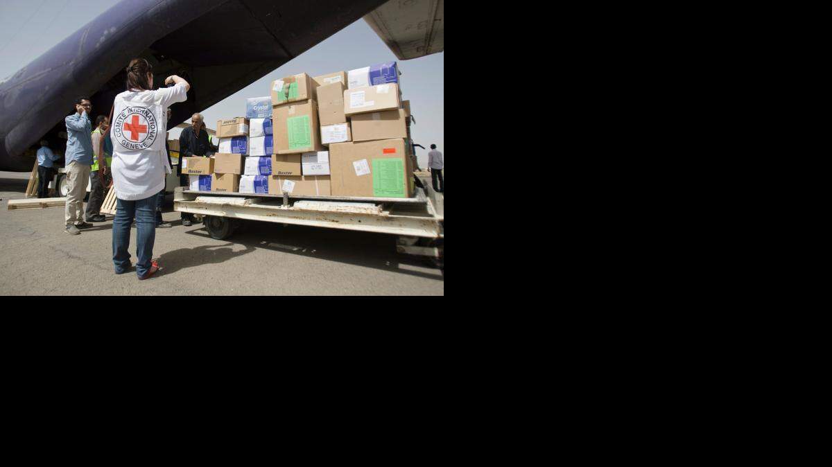 
Los dos primeros aviones de ayuda humanitaria lograron aterrizar el viernes en la castigada capital yemení, Saná, con 32 toneladas de material para cubrir las necesidades médicas de 80,000 personas y las alimentarias de 20,000 niños.
