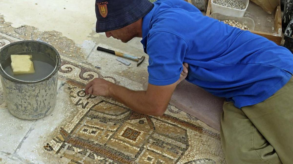 
 Imagen facilitada por la Autoridad de Antigüedades de Israel del exclusivo mosaico de hace 1,500 años que servía de suelo en una iglesia bizantina y contenía imágenes del antiguo Egipto, hallado por arqueólogos israelíes hace unos meses y que será expuesto al público el próximo jueves. 
