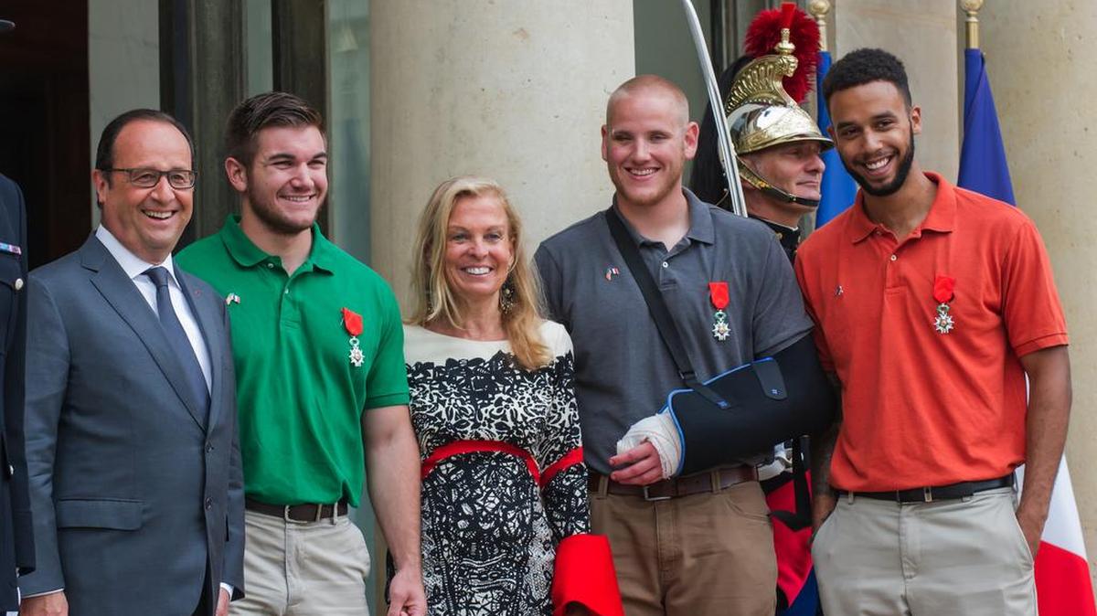 
Desde la izq., el presidente francés Francois Hollande, el soldado estadounidense, Alek Skarlatos, la embajadora de EEUU en Francia Jane D. Hartley, el miembro de la fuerza Aérea Spencer Stone y Anthony Sadler, estudiante de la Universidad de Sacramento en California.


