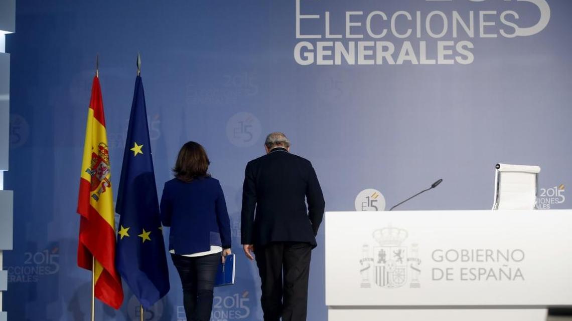 La vicepresidenta del gobierno Soraya Sáenz de Santamaría (izq) y el ministro del Interior Jorge Fernández Díaz tras la rueda de prensa en la que dieron a conocer los resultados de las elecciones generales en España.