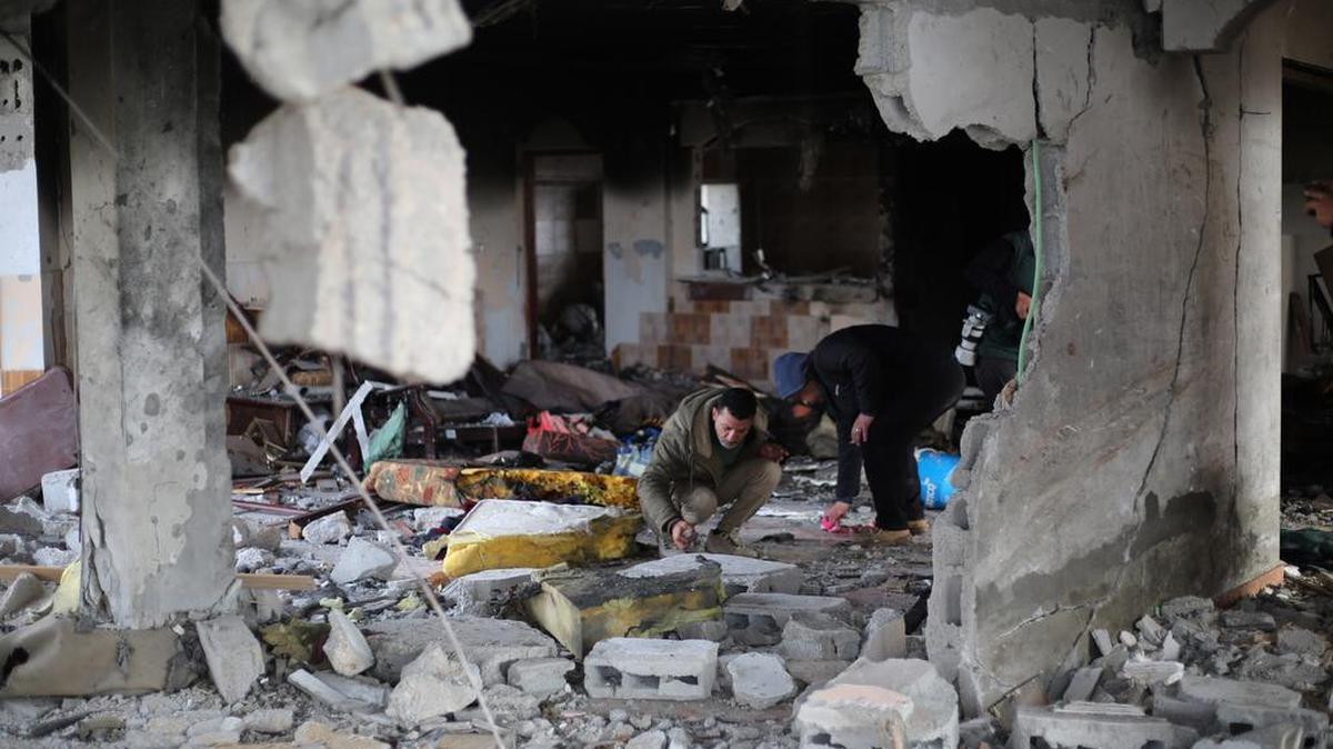 La gente inspecciona los escombros después de un ataque aéreo israelí en la ciudad de Rafah, en el sur de la Franja de Gaza, el 10 de febrero de 2024. El ejército israelí ha estado lanzando intensos ataques aéreos contra La ciudad de Rafah, en el sur de Gaza, desde el viernes por la noche, mató al menos a 28 personas, informó la televisión estatal Palestina.
