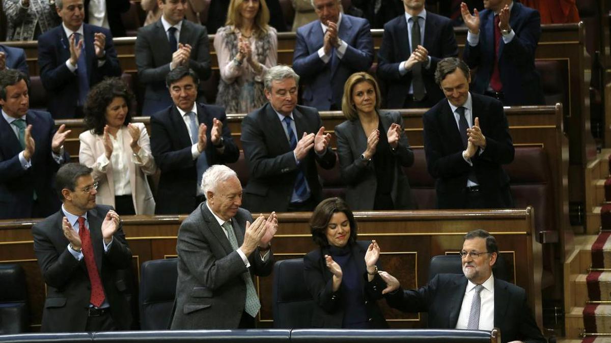 El presidente en funciones, Mariano Rajoy, en su asiento tras su intervención en la segunda sesión del debate de investidura de Pedro Sánchez, en la que ha ridiculizado el acuerdo alcanzado entre el Partido Socialista Obrero Español (PSOE) y Ciudadanos (C's), asegurando que lo habían presentado como si fuera el de los Toros de Guisando.