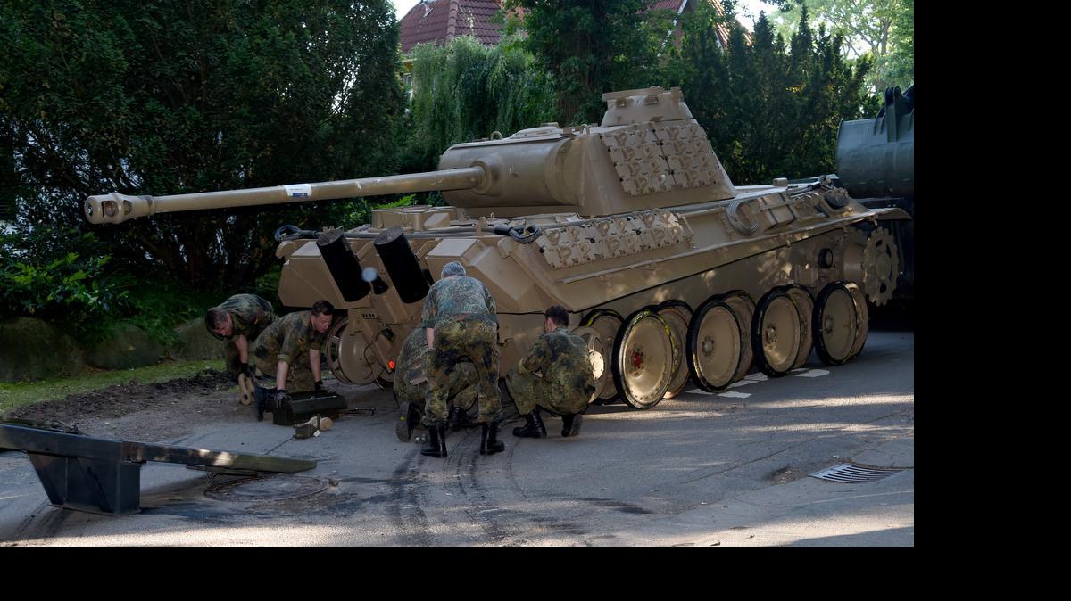 
Las autoridades de Alemania decomisaron un tanque Panther de 45 toneladas, un cañón antiaéreo y otras piezas de armamento militar de la Segunda Guerra Mundial en una redada a la casa de un coleccionista de 78 años.
