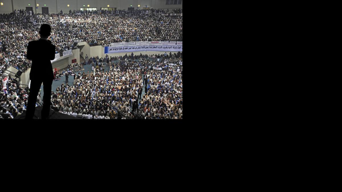<cutline_leadin>Reunion de</cutline_leadin> tribus hutíes celebrada en Saná, Yemen, el viernes. El movimiento rebelde chiita de los hutíes amenazó con crear un consejo de salvación nacional si no forman un nuevo gobierno en los próximos diez días.