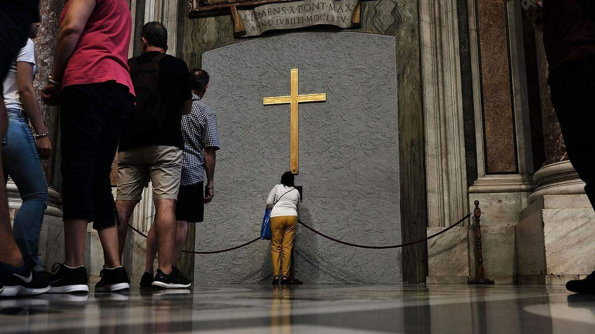 Varias personas visitan la Basílica de San Pedro en la Ciudad del Vaticano, el 31 de agosto.