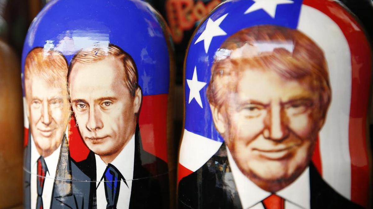 Muñecas tradicionales rusas de Matryoshka, ilustradas con las imágenes del presidente de los Estados Unidos Donald J. Trump y del presidente ruso Vladimir Putin, en una exposición en una tienda de regalos en Moscú, Rusia, el 27 de mayo de 2017.
