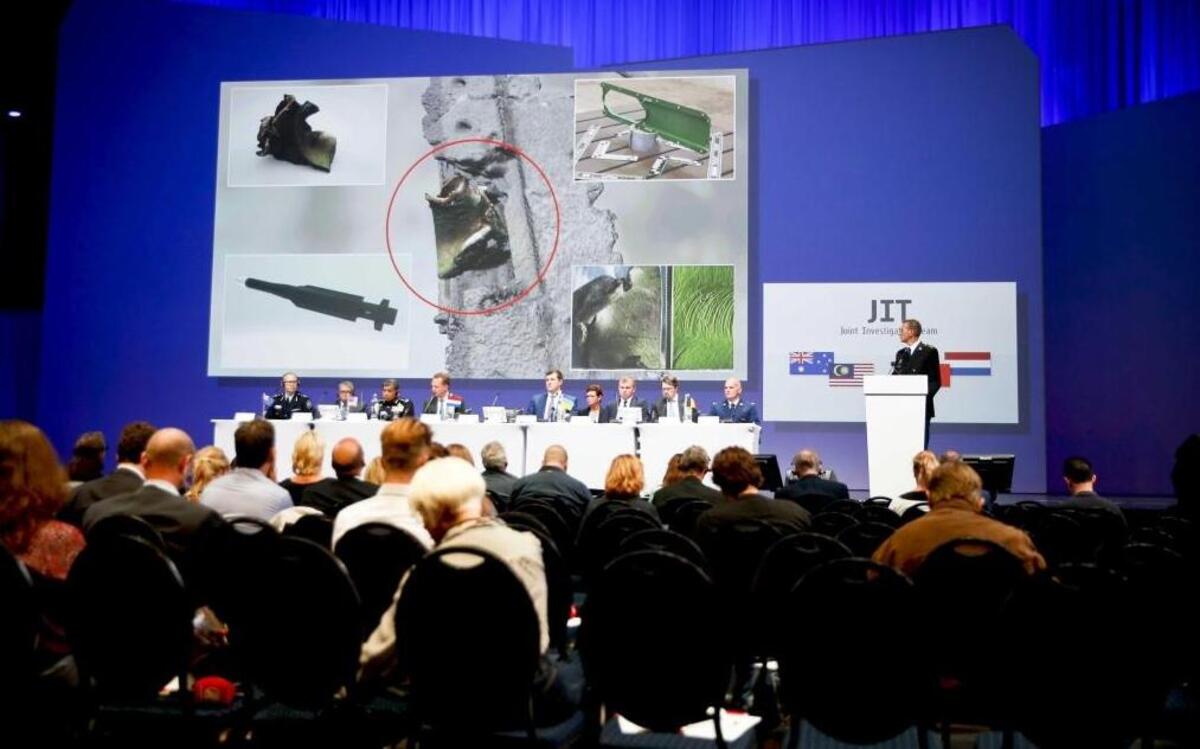 Miembros del equipo de investigación conjunta del vuelo MH17, derribado por un misil en una zona de Ucrania controlada por los separatistas prorrusos, ofrecen una rueda de prensa en el centro de congresos NBC en Nieuwegein, Holanda. El equipo de investigación conjunta presenta su primer informe de investigación criminal sobre el avión derribado en el que murieron 298 personas en 2014.