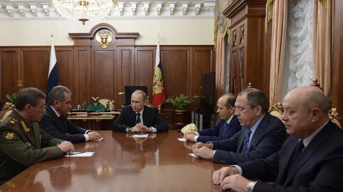 El presidente ruso, Vladímir Putin (c); el jefe del Estado Mayor de las Fuerzas Armadas rusas and viceministro de Defensa, el general Valery Gerasimov (izq); el ministro de Defensa ruso, Serguéi Shoigu (2º izq); el director de los Servicios de Inteligencia Exterior ruso, Mijaíl Fradkov (dcha); el ministro de Exteriores ruso, Serguéi Lavrov (2º dcha), y el jefe de la Seguridad Federal rusa, Alexander Bortnikov (3º dcha), mantienen una reunión sobre la investigación del siniestro del Airbus A321 de la aerolínea rusa MetroJet en el Sinaí, hoy, 17 de noviembre de 2015 en Moscú (Rusia).