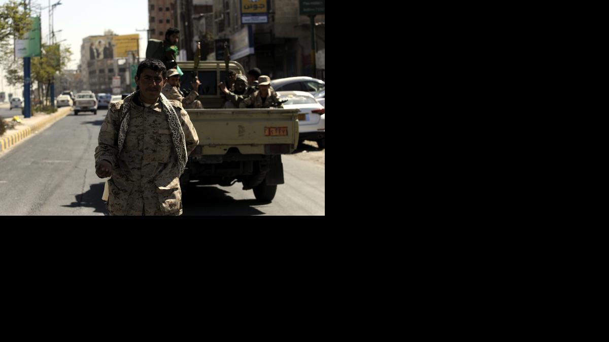 
Un miliciano hutíe vigila el tráfico ante el palacio presidencial en Saná, Yemen, el miércoles. Combatientes del movimiento rebelde chiita se han hecho cargo de de la casa del mandatario de Yemen, Abdo Rabu Mansur Hadi.


