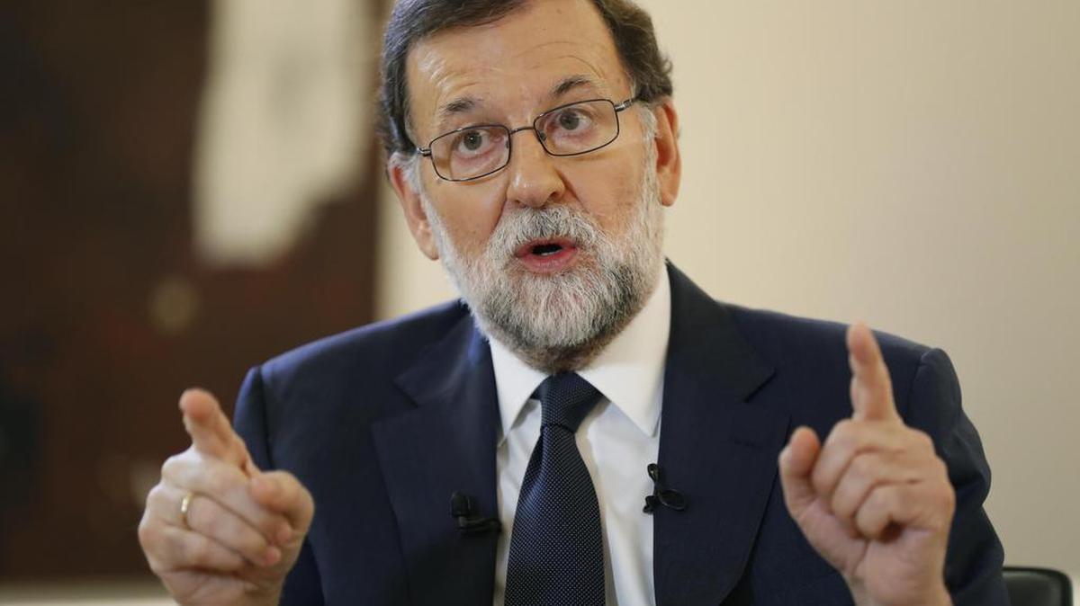 El jefe del Gobierno, Mariano Rajoy, ha exigido al presidente de Cataluña, Carles Puigdemont, que renuncie a la declaración unilateral de independencia para evitar "males mayores" y ha asegurado que "sabe perfectamente lo que va a hacer" ante cualquier escenario y lo hará en el momento oportuno.