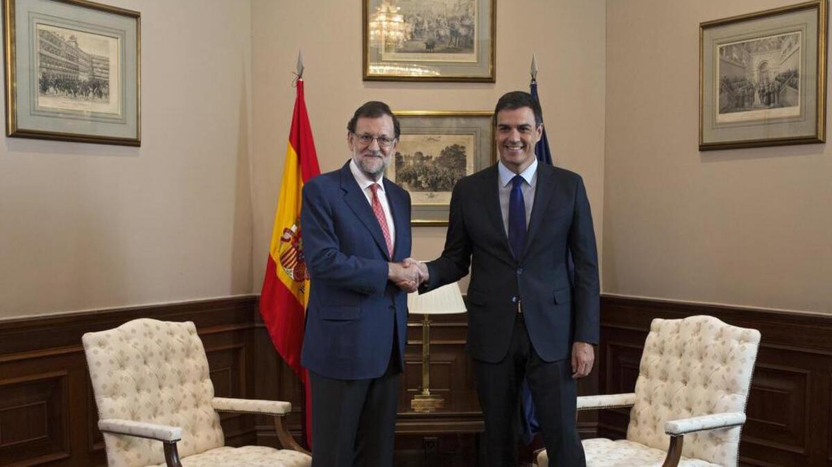 El presidente en funciones del Gobierno español, Mariano Rajoy, izquierda, saluda al líder del PSOE, Pedro Sánchez, en una reunión a inicios de agosto en Madrid.