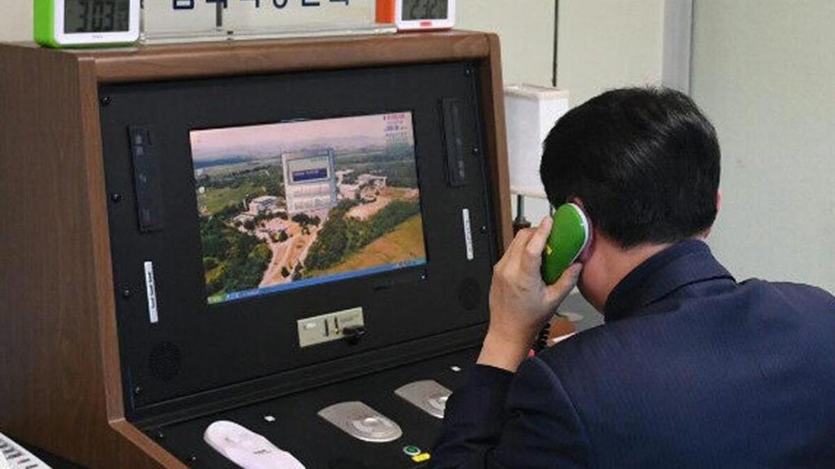 Un funcionario comprueba la línea directa intercoreana instalada en la Zona de Seguridad Conjunta (JSA) en la localidad fronteriza de Panmunjom (Corea del Sur) el 3 de enero de 2018.