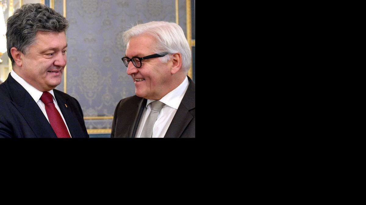
Al reunirse con Steinmeier, tanto Poroshenko como el primer ministro ucraniano, Arseni Yatseniuk, abogaron por buscar alternativas al Grupo de Minsk (Ucrania, los separatistas, Rusia y la OSCE), que firmó en septiembre los acuerdos de paz.
