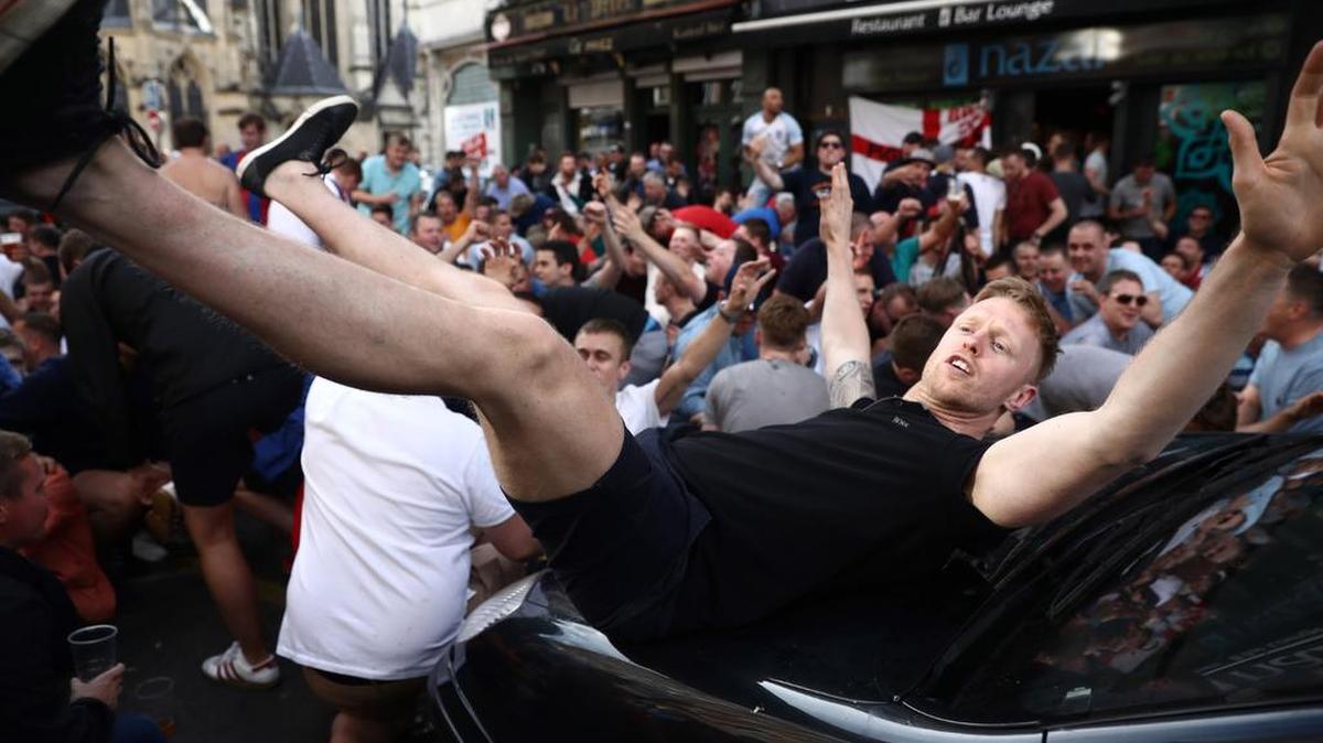 Fanáticos ingleses del fútbol crean disturbios en las calles de Lille, donde se disputan encuentros de la Eurocopa.