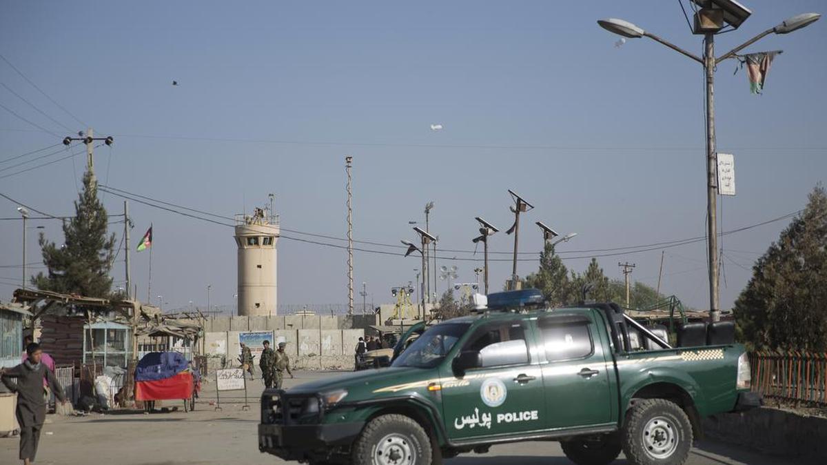 El Ejército Nacional de Afganistán y soldados de la policía, bloquean la carretera principal a la puerta del aeródromo de Bagram en Bagram, al norte de Kabul, Afganistán, el sábado, 12 de noviembre de 2016.