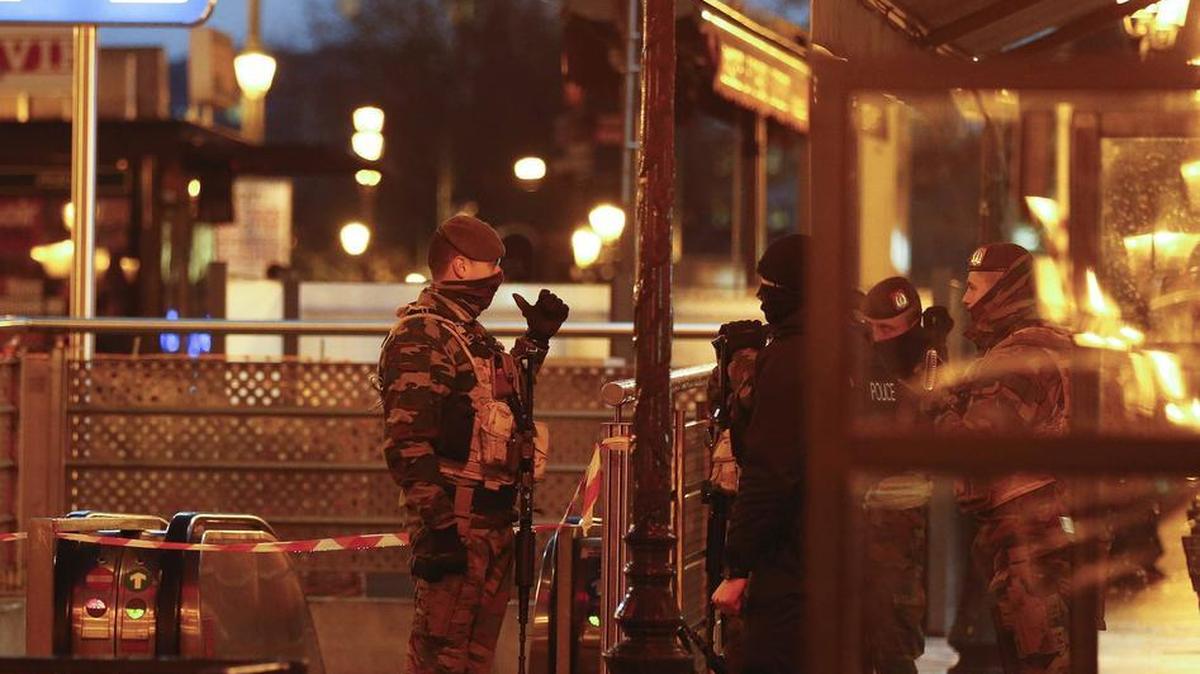 Policías y soldados vigilan junto al acceso de la estación de metro Porte de Namur en Bruselas (Bélgica) hoy, 23 de noviembre de 2015.
