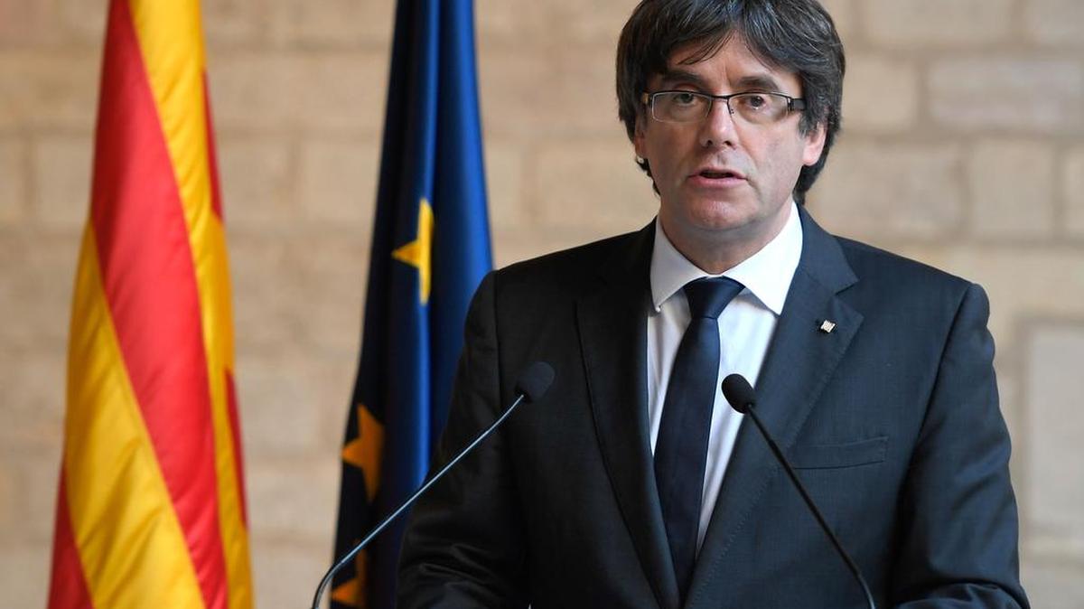 Foto de archivo tomada el 26 de octubre de 2017 del ex presidente catalán Carles Puigdemont haciendo una declaración en la Generalitat (sede del gobierno catalán) en Barcelona.