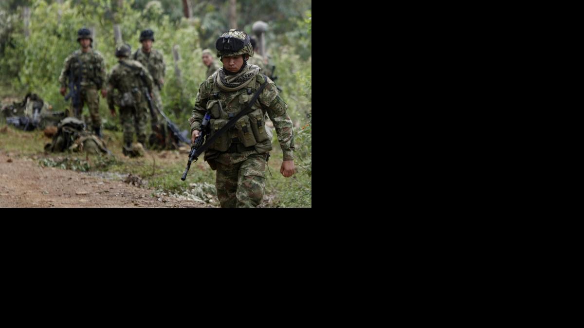 
Un grupo de soldados custodia el miércoles 15 de abril de 2015, el material de guerra algunos de los 11 soldados muertos que dejó un ataque de la guerrilla de las FARC en la noche del pasado martes en zona rural del municipio de Timba, Cauca (Colombia).
