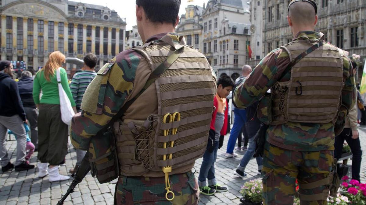 Soldados patrulla el histórico Grand Place en Bruselas, Bélgica.
