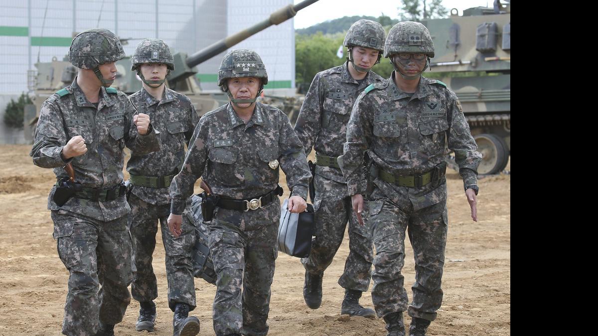 
 El jefe del Estado Mayor Conjunto de las Fuerzas Armadas surcoreanas , Choi Yun-hee (c, delante), asiste a unas maniobras de tiro en Yoencheon, cerca de la frontera intercoreana, en Corea del Sur, hoy miércoles 20 de mayo de 2015. 
