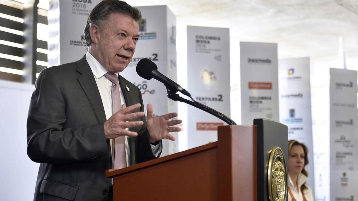Fotografía cedida el martes 26 de julio de 2016, por la Presidencia de Colombia de el presidente de Colombia, Juan Manuel Santos (d), durante una visita a la versión 27 de Colombiamoda, en Medellín (Colombia).