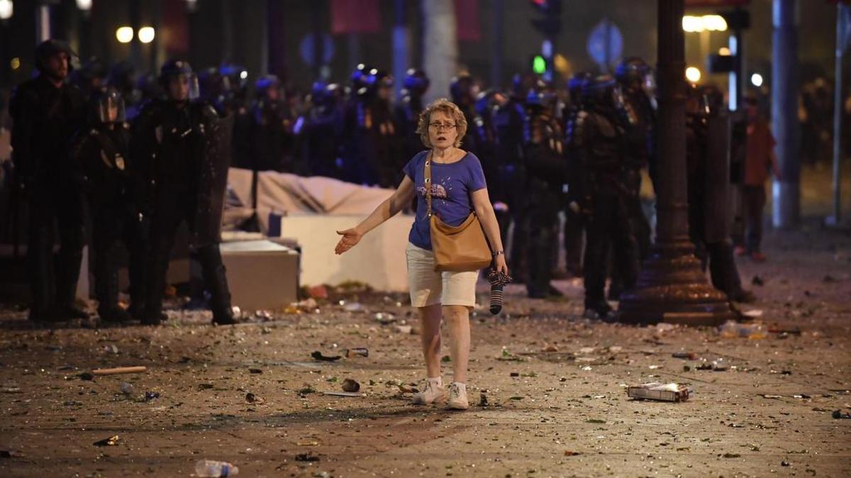  La policía antidisturbios francesa dispersa a la gente en la avenida de los Campos Elíseos después de que los partidarios franceses celebraran la victoria de Francia en el partido final de la Copa Mundial de la FIFA 2018 contra Croacia en París, Francia, 15 de julio de 2018. 