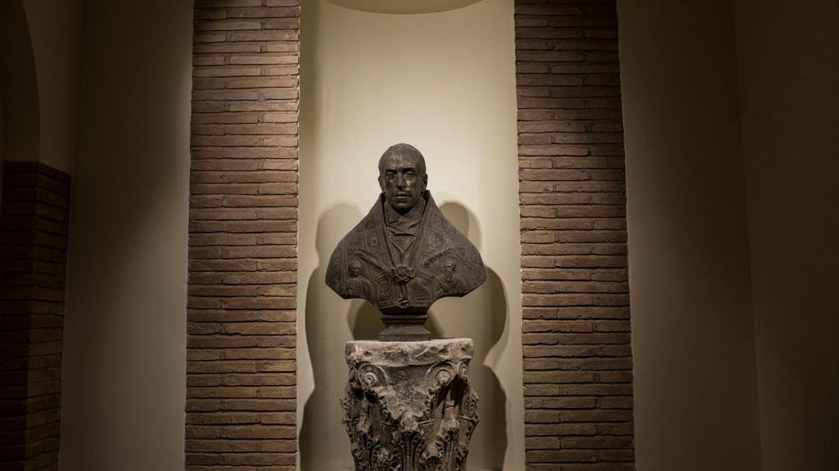 Busto del Papa Pío XII bajo el domo del Observatorio del Vaticano en Alabnmjo, Italia.