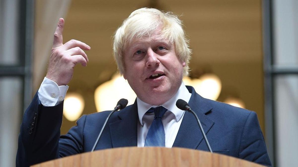 El recién nombrado canciller británico, Boris Johnson, se dirigió al personal del ministerio de Exteriores, el jueves en Londres.
