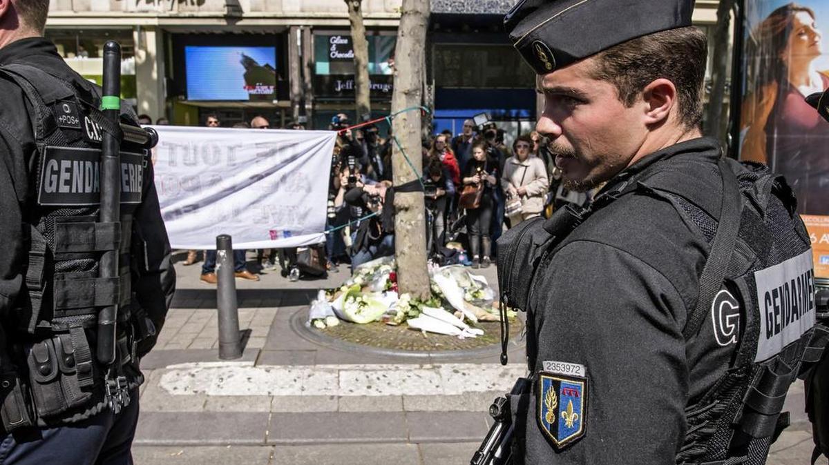 La policía vigila el lugar en el que fue asesinado el jueves en la noche un policía durante un ataque yihadista perpetrado en la avenida de los Campos Elíseos de París (Francia), este viernes 21 de abril de 2017.