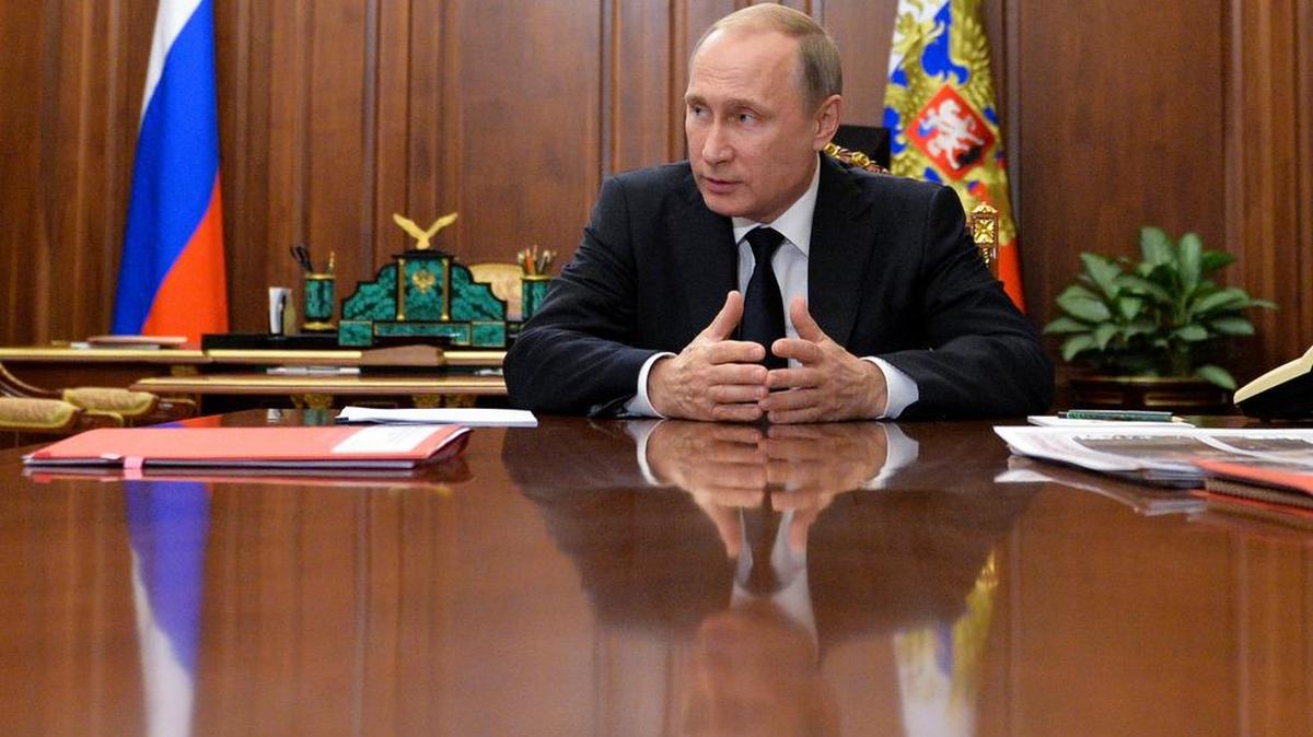 El presidente ruso, Vladimir Putin, durante una reunión con el ministro de cultura Vladimir Medinsky y funcionarios de la alcaldía de Moscú en el Kremlin.