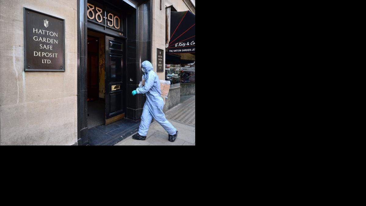 <cutline_leadin>La compañía</cutline_leadin> que se encarga de la vigilancia de Hatton Garden Safe Deposit Company advirtió a la policía que se había disparado una alarma.