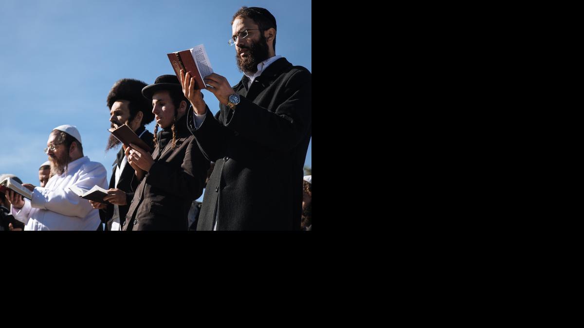 
Peregrinos judíos ortodoxos oran cerca al lago hoy, jueves 25 de septiembre de 2014, durante la celebración del Rosh Hashanah en Uman (Ucrania). Cada año miles de Judios jasídicos ortodoxos de Bratslav de diferentes países se reúnen en Uman para celebrar el Año Nuevo Judio (Rosh Hashanah) cerca a la tumba del rabino de Nachman.
