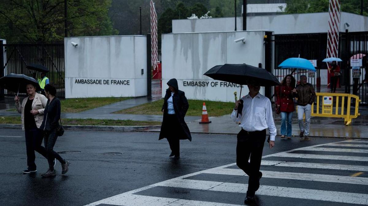 Ciudadanos franceses después de votar en las elecciones presidenciales del país en la Embajada de Francia en Washington, DC el 22 de abril de 2017.