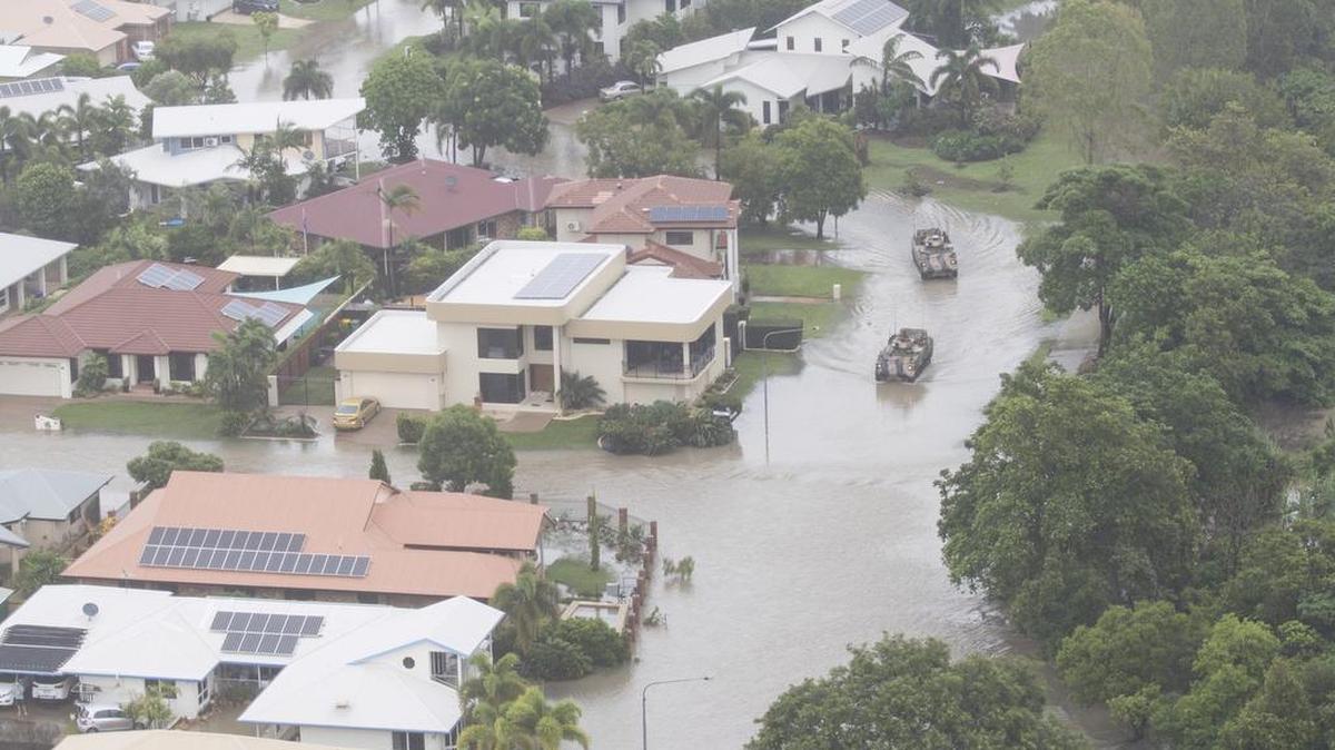 Vista aérea de una zona residencial completamente inundada, este lunes, en Townsville, en el estado australiano de Queensland.