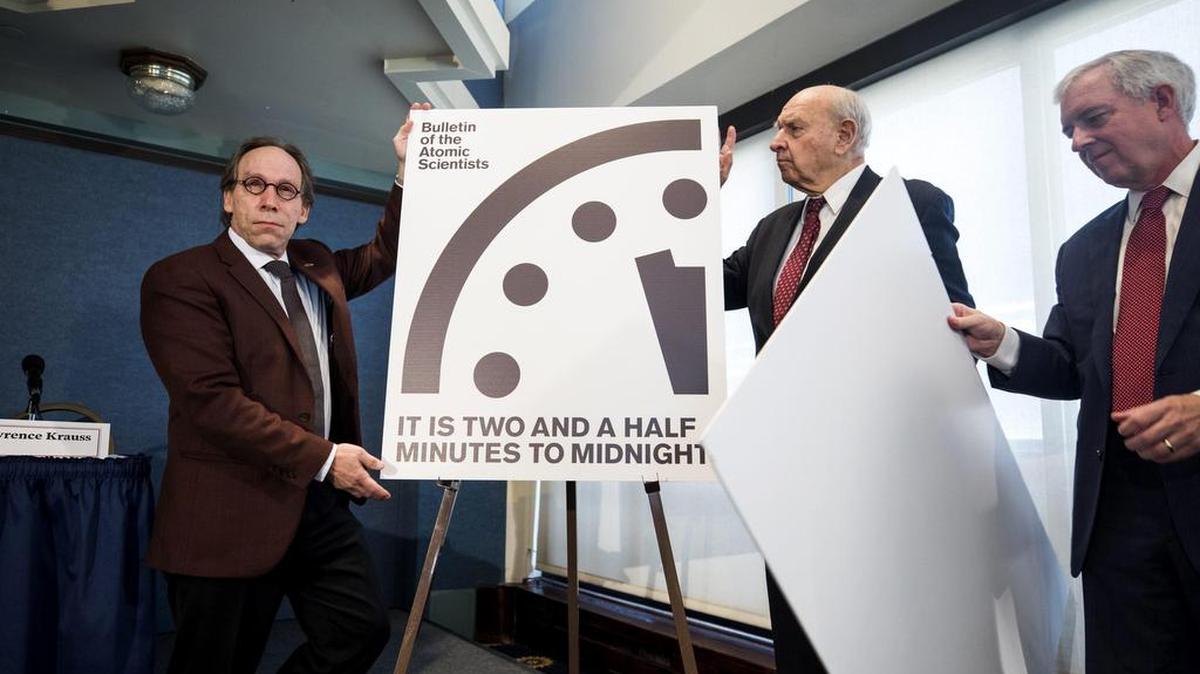 El físico teórico, Lawrence Krauss, el exembajador estadounidense de Naciones Unidas, Thomas Pickering y el experto en medioambiente, David Titley, pertenecientes al Boletín de Científicos Atómicos, anuncian que la hora del llamado "reloj del juicio final" se ha adelantado 30 segundos hacia la medianoche (como designan al grado de amenaza nuclear, ambiental y tecnológica de la humanidad), en el Club Nacional de la Prensa, en Washington, Estados Unidos, el 26 de enero de 2017.