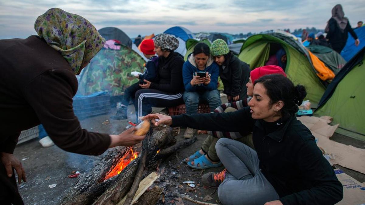 Unos 13,000 migrantes estaban bloqueados el sábado en la frontera entre Grecia y Macedonia, en condiciones de higiene deplorables, indicó un responsable griego.